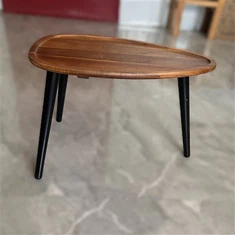 Drewniany stół jadalny z trzema nogami